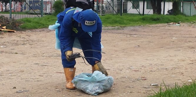 Foto operario de Lime recogiendo basura