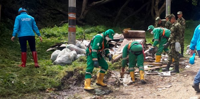 Jornada de recuperación de la quebrada Cerro Sur Jornada de recuperación de la quebrada Cerro Sur